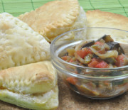 Triángulos de hojaldre, rellenos de tomate, pimiento o pimentón rojo y verde, cebolla, berenjena, aceite de oliva y ajo, fácil de hacer
