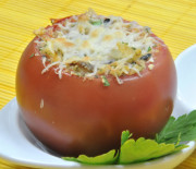 Tomate relleno de cebolla, ajo, pan rallado, anchoas, aceitunas negras, perejil, orégano y por encima queso parmesano y a gratinar... que receta tan fácil