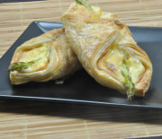 Lamina de hojaldre con jamón, queso y espárrago triguero