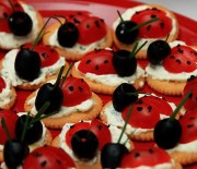 Divertidas mariquitas de galleta, queso crema, tomate y aceitunas. Receta fácil y rápido para niños.