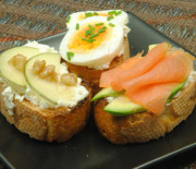 Sobre pan tostado una capa de queso ricotta o requesón, encima de ella 3 versiones: montadito de pera y nueces, montadito de huevo y cebollino, montadito de salmón ahumado y aguacate