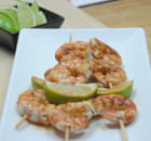 Unas brochetas de gambas y lima o limón a la plancha, una de nuestras recetas fáciles y rapidas